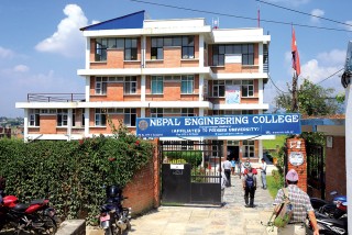 संसद अबिधेशनमै सांसदले गरे संसद र अदालतको  मानहानी  : “संसद र अदालत के हेर्छ ?” 