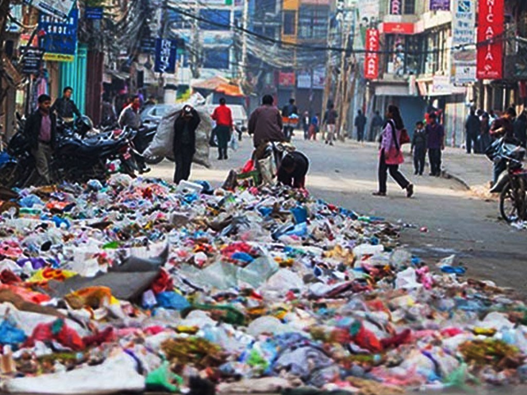 फोहरले  भरियो  काठमाडौँ  : 'सडक मर्मत समयमा पूरा नभएपछि साधन चलाउन कठिन' 