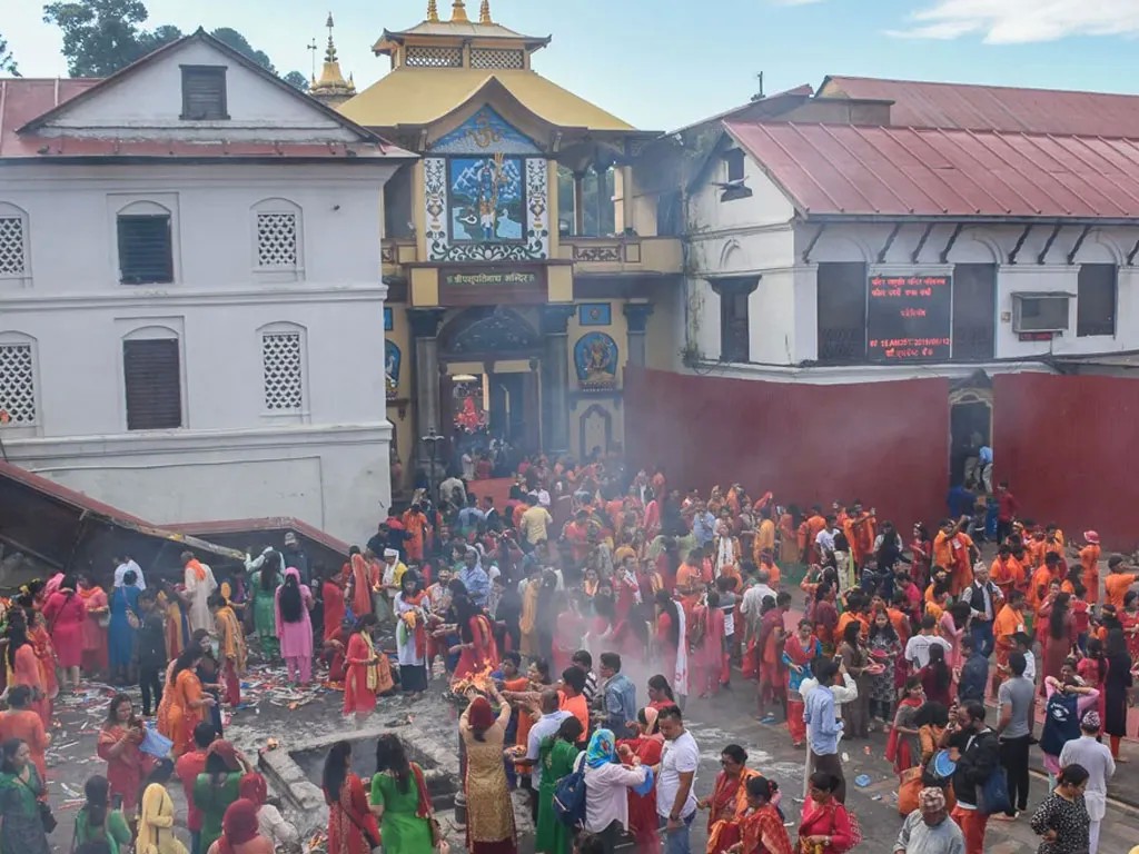 पशुपति मन्दिरमा भत्तजनको भीड : 'करिब सात लाख दर्शनार्थीले दर्शन एवं पूजा आराधना गरे'