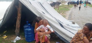 बाढी प्रभावित भन्छन्  : " चाडपर्व आयो,  के खाने, के लगाउने ?, राहतको लागि नगरपालिका धाउँदै"