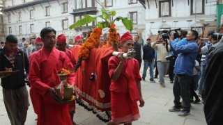 दसैँ घरमा भित्र्याइँदै फूलपाती     :   "  शक्तिको  आराधनाका  साथ  आज घर–घरमा पूजा  गरिँदै   " 