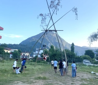 बडादशैँमा गाउँघर   : "   पिङ खेल्दै "