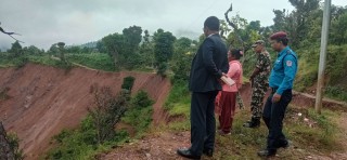 पहिरो पीडित भन्छन : ‘रातभर निद्रा लाग्दैन, पहिरोको आवाजले झस्काइरहन्छ’