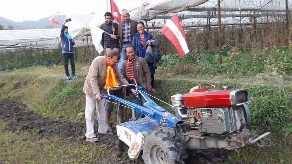 मतदातालाई खेतबारीमै भेट्दै उम्मेदवार : "उम्मेदवार मतदातालाई विश्वासमा लिने प्रयासमा "