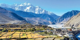 आज  देशभर  मतदान   हुँदै   :  "  मौसम  सफा  छ,  ढुक्कले मतदान गरौँ "