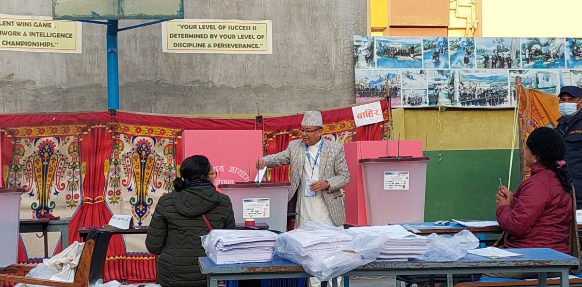 मतदान सुरु   :  " प्रमुख निर्वाचन  आयुक्त थपलियाले गरे मतदान "