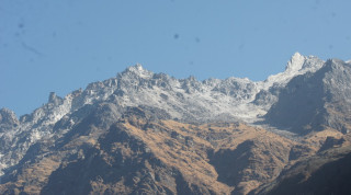 हिमपात नहुँदा जनजीवन प्रभावित : " स्थानीय हिमालतिर हेरेर टोलाउँदै  "