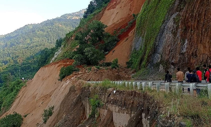 बढी पहिरोले विभिन्न भागमा क्षति  :    " कहाँ  - कहाँ छन राजमार्ग अवरुद्ध ? "