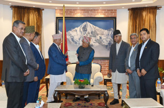 प्रधानमन्त्रीमा ओलीकाे दाबी   : " आइतबार बिहान नियुक्त, दिउँसो शपथ  " 