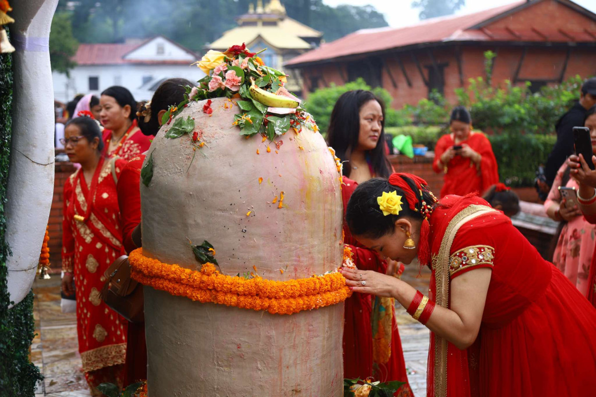 आज  हरितालिका तीज पर्व  : ' पशुपतिनाथलगायत देशभरका शिवालयमा ब्रतालुको भीड'