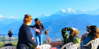 बागलुङ  :  '  घरबास होमस्टेमा हिमाल हेर्दै रमाउदै विदशी पर्यटक '