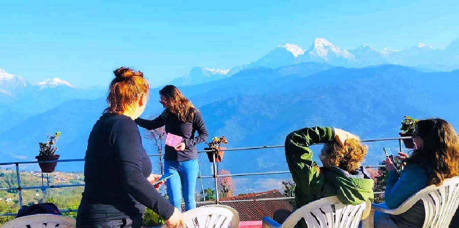 बागलुङ  :  '  घरबास होमस्टेमा हिमाल हेर्दै रमाउदै विदशी पर्यटक '