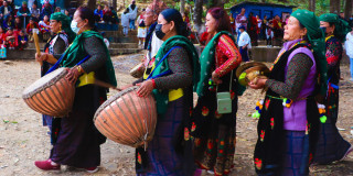  पन्चैबाजा बजाउने प्रचलन   : '  हराउन  थालेपछि संरक्षणमा आमाहरू '