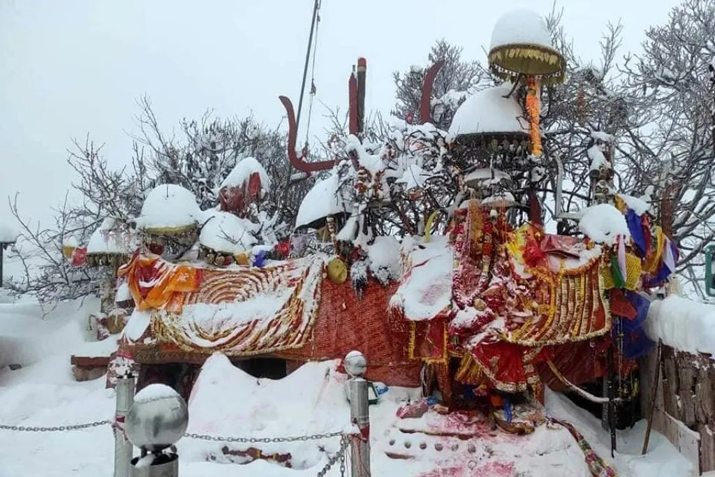 ताप्लेजुङमा हिमपात   : ' पाथीभरा क्षेत्रमा अधिक, पूजापाठ यथावत '