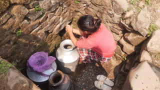 जलवायु परिवर्तन र  अनियन्त्रित  दोहन  -  " पानी सङ्कटको कारक बन्दै  "