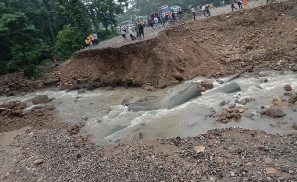 डाइभर्सन बाढीले बगाउँदा नारायणगढ–बुटवल सडकखण्ड अवरुद्ध