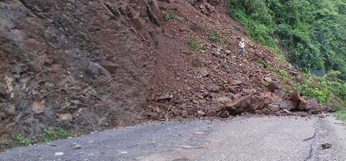 बिहीबार रातिदेखिको अविरल वर्षा  :  '  पहिरोले कालीगण्डकी करिडोर ठप्प '
