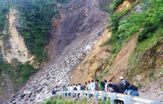 वर्षापछिको बाढी पहिरो : ' विभिन्न जिल्लाका ७ वटा सडक पूर्ण अवरुद्ध '