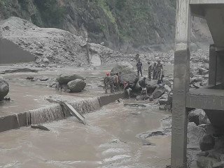 ल्हेन्दे खोलामा भिषण बाढी : " ११ जनाको सकुशल उद्धार "