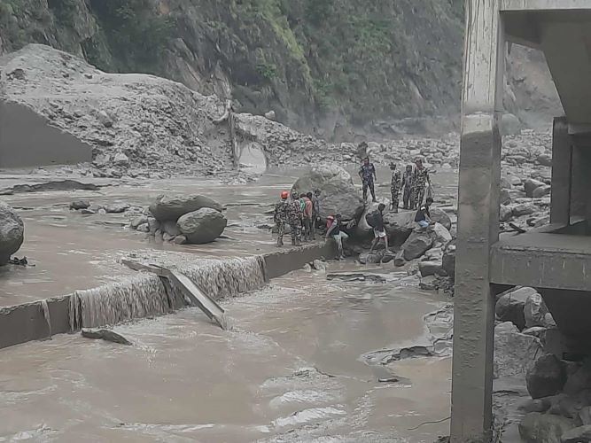 ल्हेन्दे खोलामा भिषण बाढी : " ११ जनाको सकुशल उद्धार "