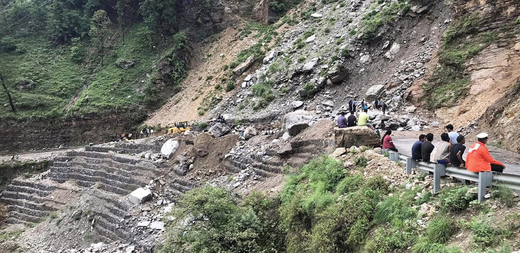 मुलुकभर  अविरल वर्षा  :    'आठ मुख्य राजमार्ग पूर्ण  रूपमा  अवरुद्ध '