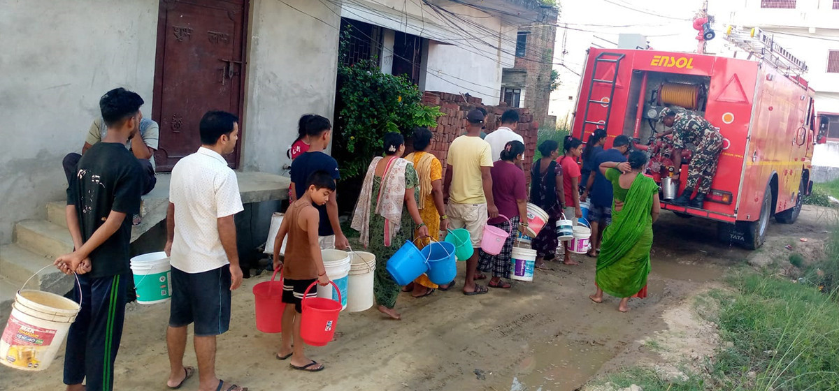 पर्सामा  खानेपानीको हाहाकार :   ' नेपाली सेनाद्वारा  पानी वितरण '