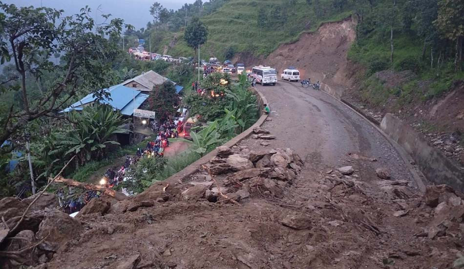 पहिरोले कोदारी राजमार्ग अवरुद्ध : ' छ सय कन्टेनर सीमापारि '