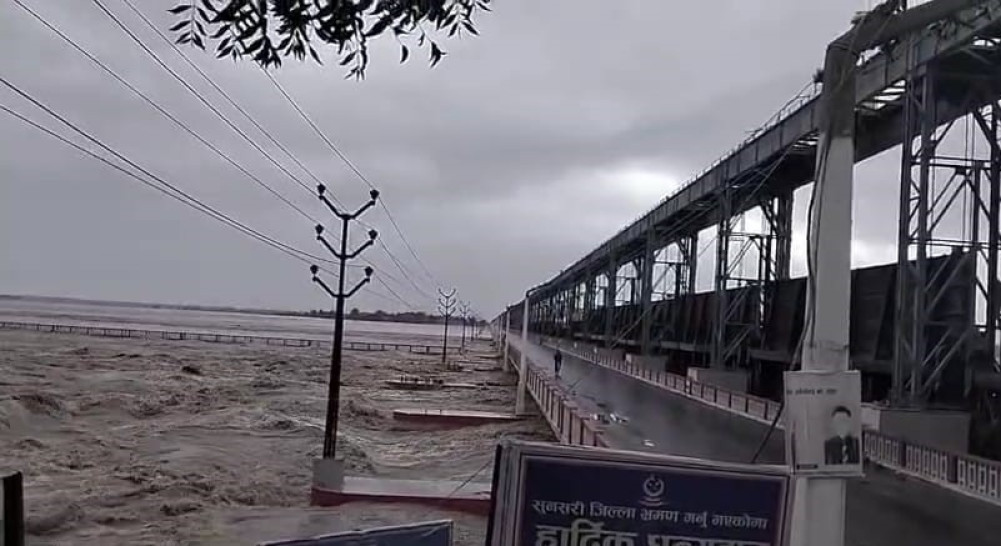 कोशी ब्यारेजका सबै ढोका खोलियो : ' पुलबाट आवत जावतमा रोक '
