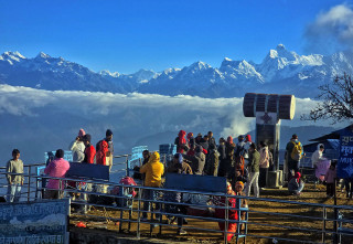 प्रसिद्ध तीर्थस्थल पाथीभरा मन्दिर : ' हिमालको दृश्य अवलोकन गर्दै तीर्थयात्री '