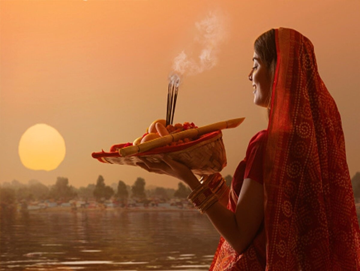 छठको मुख्य दिन आज : 'अस्ताउँदो सूर्यलाई अर्घ दिइँदै '