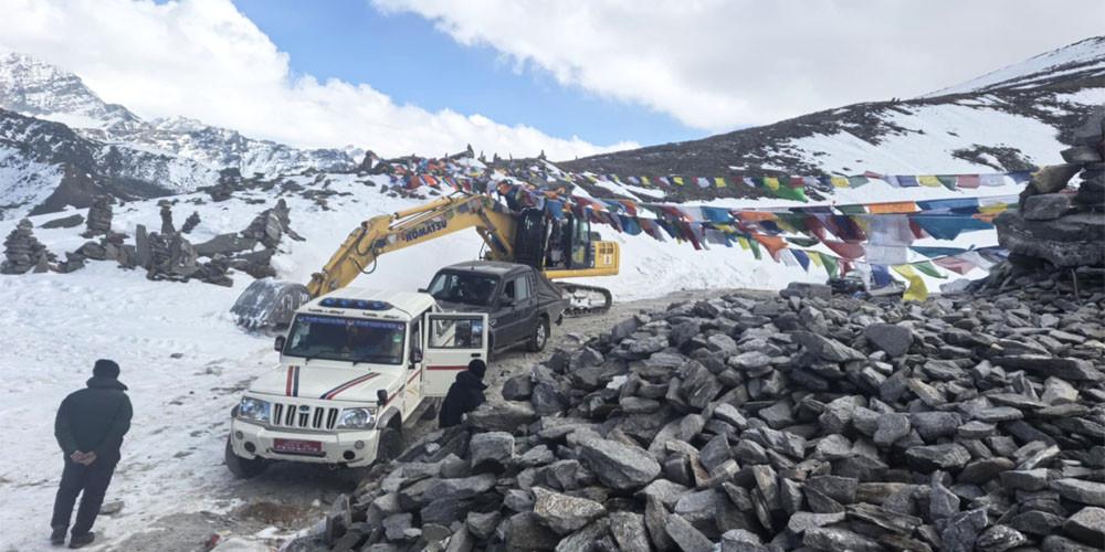 हुम्लामा  हिमपात :  'लिमी गाउँ आवत जावत पूर्ण बन्द'