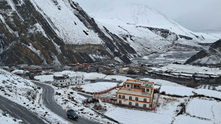 मुस्ताङको कागबेनी  :   बजारमा परेको  हिमपात