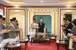 तिनिधिसभा निर्वाचन : आयोगले राष्ट्रपति पौडेललाई प्रतिवेदन बुझायो
