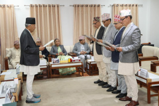 सम्पत्ति छानबिन आयोग : ' अध्यक्ष र सदस्यले लिए शपथ '
