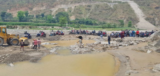 वर्षाले राजमार्ग अवरुद्ध : ' जानकारी लिएर मात्र यात्रा गर्न आग्रह  '