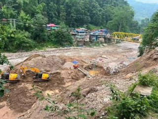 मेची राजमार्ग  :  ' माइखोला खण्डमा  सडक  भासियो '