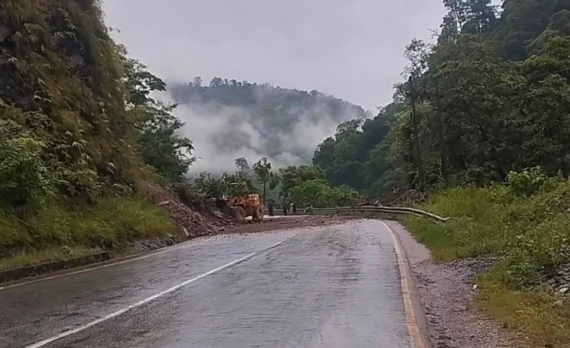 पहिरोले अवरुद्ध मुग्लिन नारायणगढ सडक : ' पुनः दुईतर्फी सञ्चालनमा '