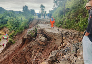 देशका प्रमुख राजमार्ग  :  '  पहिरोले सात अवरुद्ध,  १२ आंशिक प्रभावित '