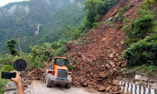 अविरल  वर्षाले पहिरो : ' देशका  विभिन्न राजमार्ग अवरुद्ध '