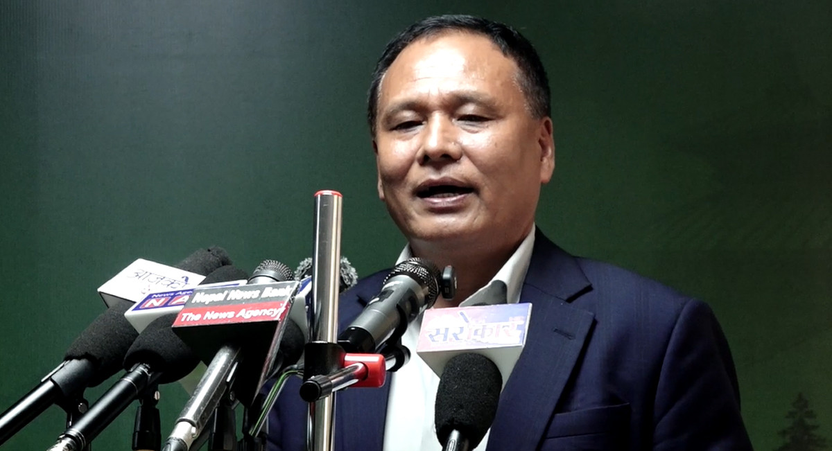 ' मन्त्रालय स्वकीय र सल्लाहकारले भरिए -  कर्मचारी माथि हस्तक्षेप'