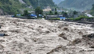 नेपाल-चीन सीमा क्षेत्र :   ' हिम-चट्टान पहिरो जाँदा भोटेकोशी बाढी '