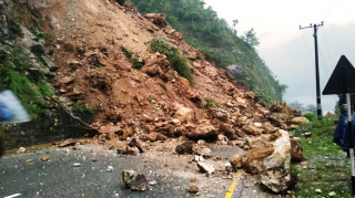बाढी र पहिरोका कारण देशभरका प्रमुख राजमार्गहरू प्रभावित